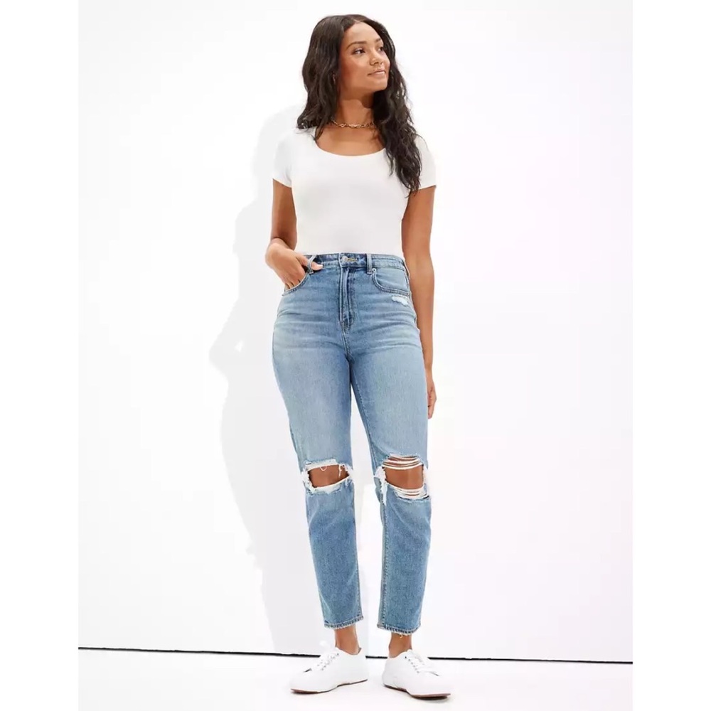❣️AE High Waisted Ripped Mom Jeans